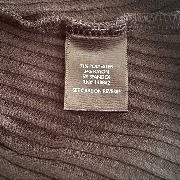 Torrid Women's V-Neck Ribbed Stretch Short Sleeve Top Size 1X - Picture 7 of 8